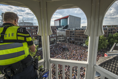910674 Overzicht van het Vredenburgplein tijdens het verrassingsconcert van de Utrechtse band Kensington te Utrecht, ...